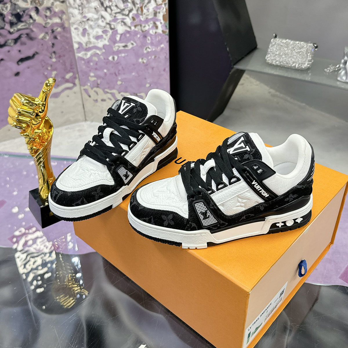 Louis Vuitton Sneaker LV Trainer Noir et Blanc – Image 2
